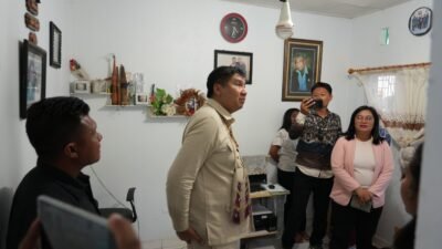 Menteri Ara saat memberi instruksi pembangunan rumah rakyat di Wamena ( foto: birkom pkp)