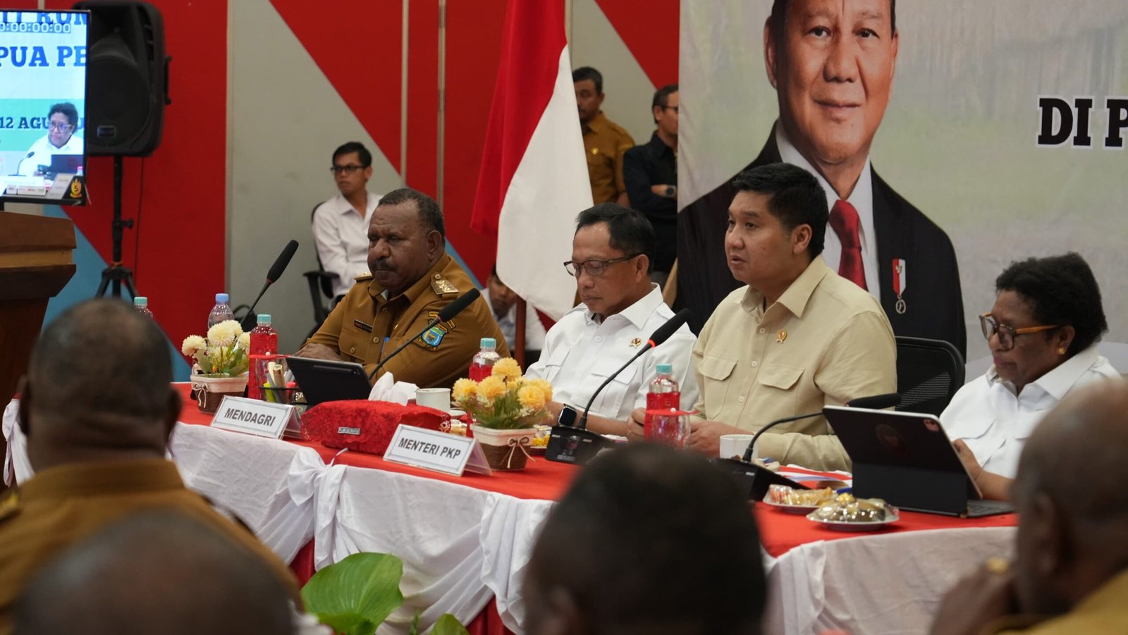 Menteri Ara dan Mendagri Tito Karnavian saat rapat kordinasi dengan jajaran kementerin pkp, jajaran pemda dan jajaran pemkab wamena serta stake holder perumahan ( foto: birkom pkp)