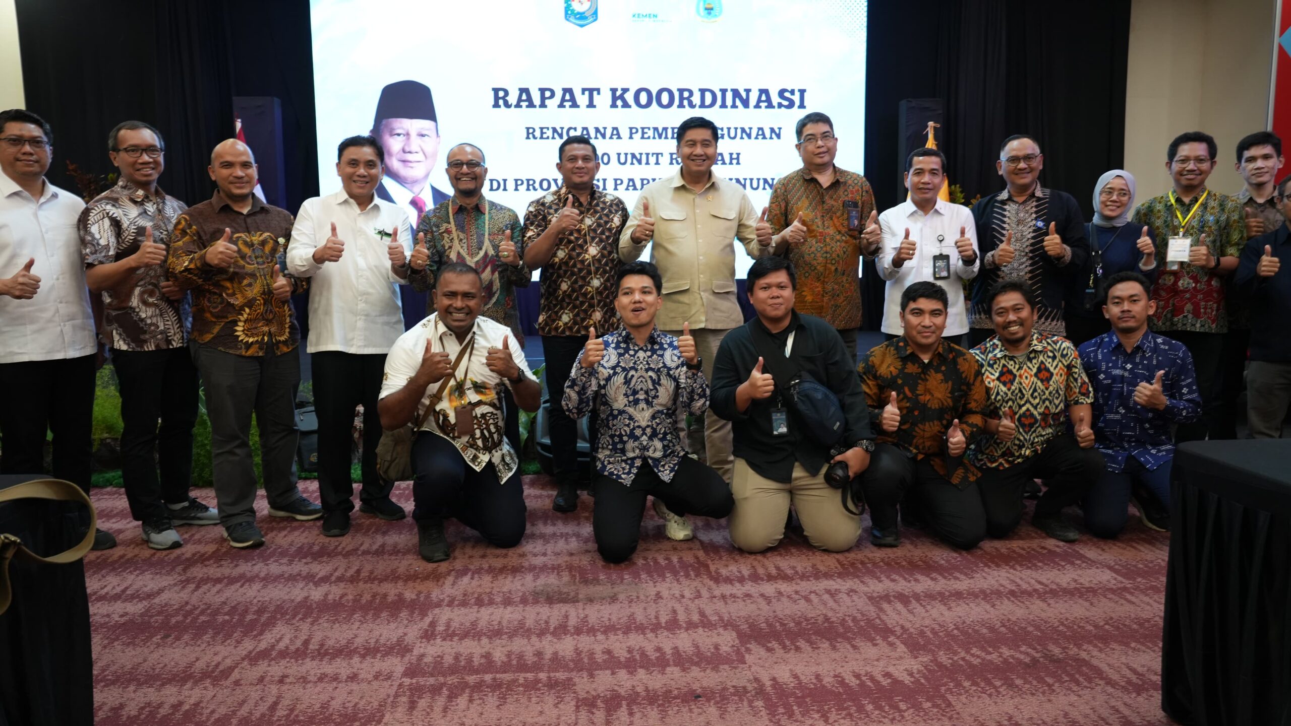 Usai Rakor menteri pkp dan mendagri berfoto bersama dgn peserta rakor ( foto: birkom pkp)