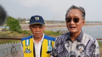Menteri Dody saat memberikan keterangan pada media saat kunjungan di Bendungan Semantok ( foto: birkom pu)
