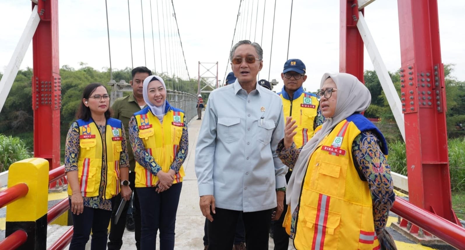 Menteri Dody saat mencoba berjalan menyusuri jembatan gantung babakan Losari Lor ( foto: birkom pu)