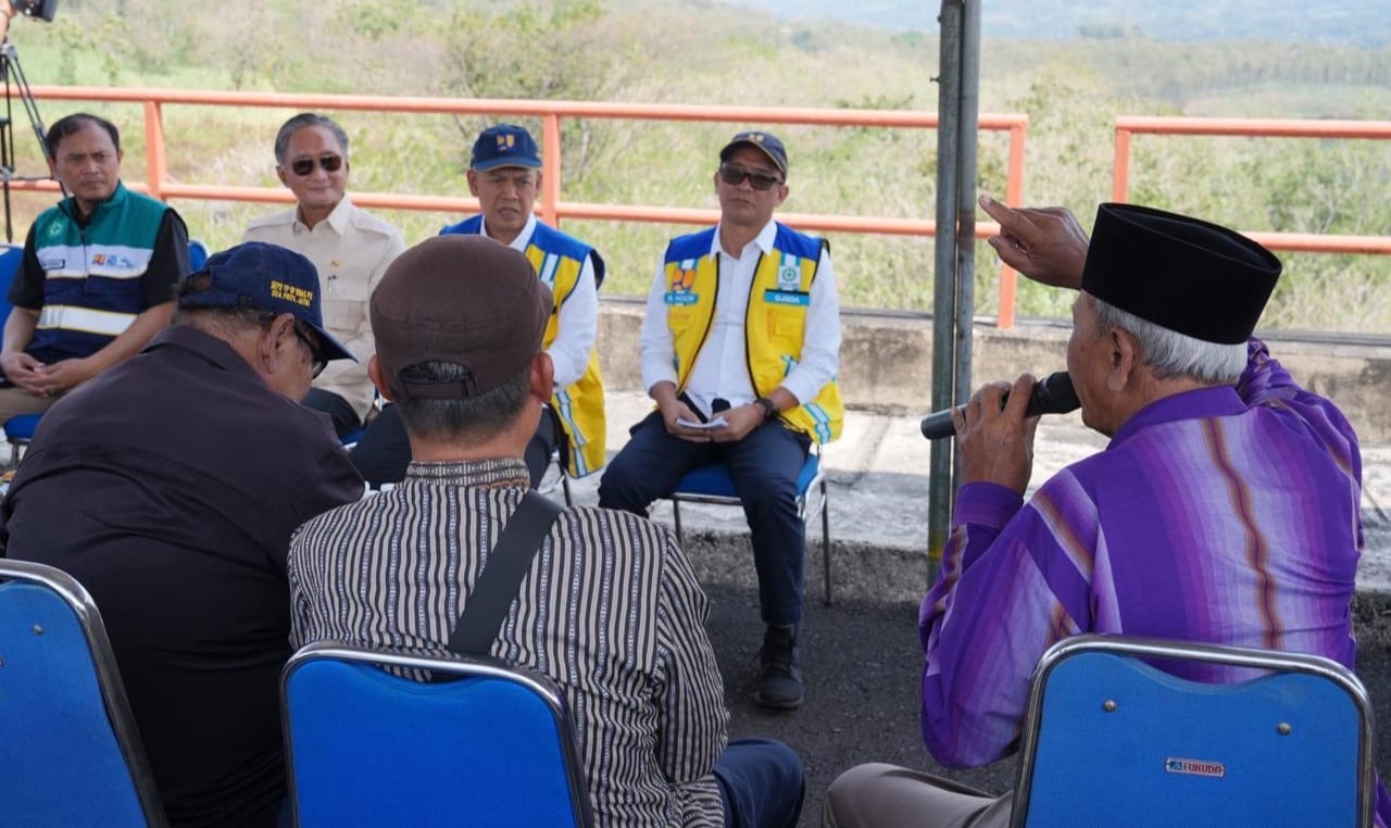 Menteri Dody berdialog dengan Perkumpulan Petani Pemakai Air (P3A) Kabupaten Malang. ( foto: birkom pu)