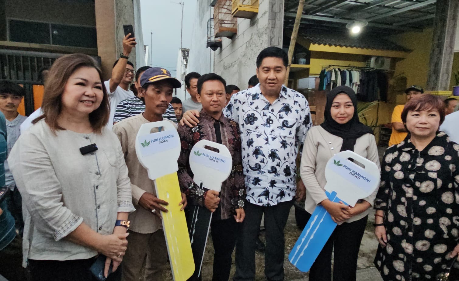 Menteri PKP berfoto bersama Pedagang Warteg, Tukang Bakso dan Bubur Ayam Bisa Miliki Rumah Subsidi Dengan KPR FLPP (foto: birkom pkp/ ris)