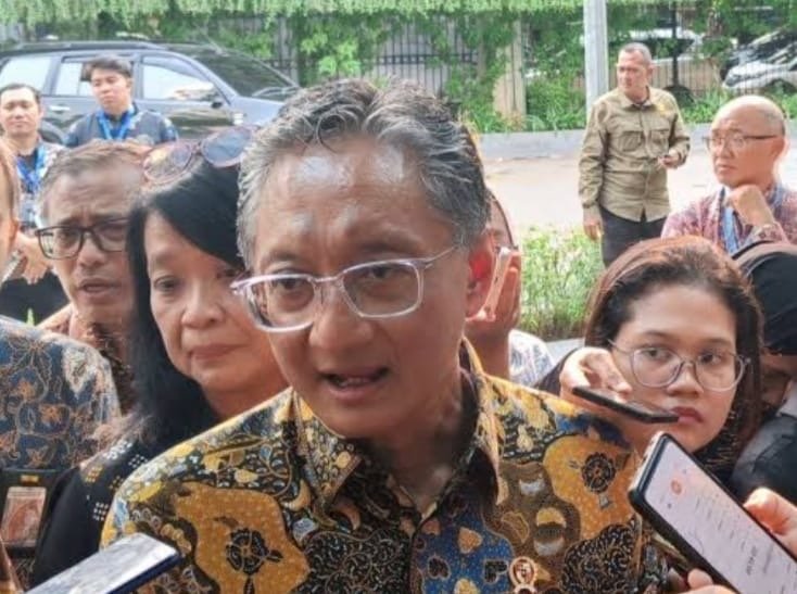 Menteri PU usai sholat jumat langsung ditemui media (foto: birkom pu)