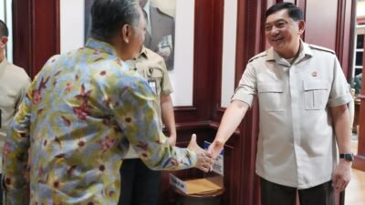 Menteri PU bersalaman dengan Kemenhan Syafri Syamsudin saat kunjungan Menteri PU ke Kemenhan ( foto: birkom pu)