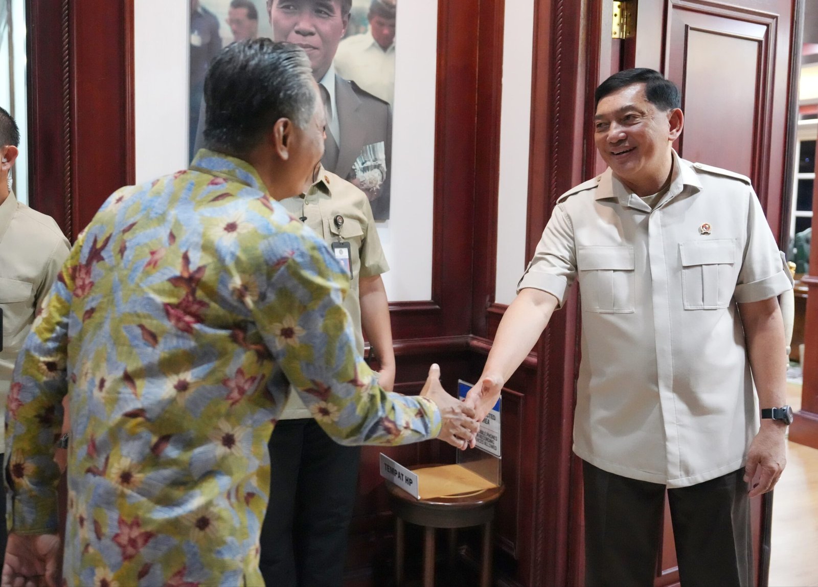 Menteri PU bersalaman dengan Kemenhan Syafri Syamsudin saat kunjungan Menteri PU ke Kemenhan ( foto: birkom pu)