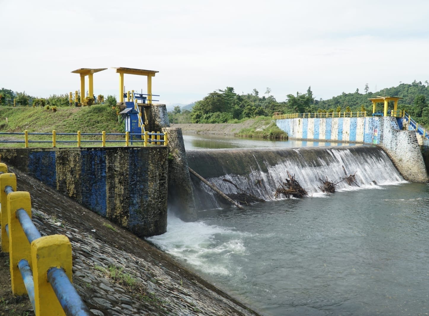 Fungsi pintu air untul membagi jaringam irigasi ke persawahan dan hindari dari luapan air sungai ( foto: birkom pu)