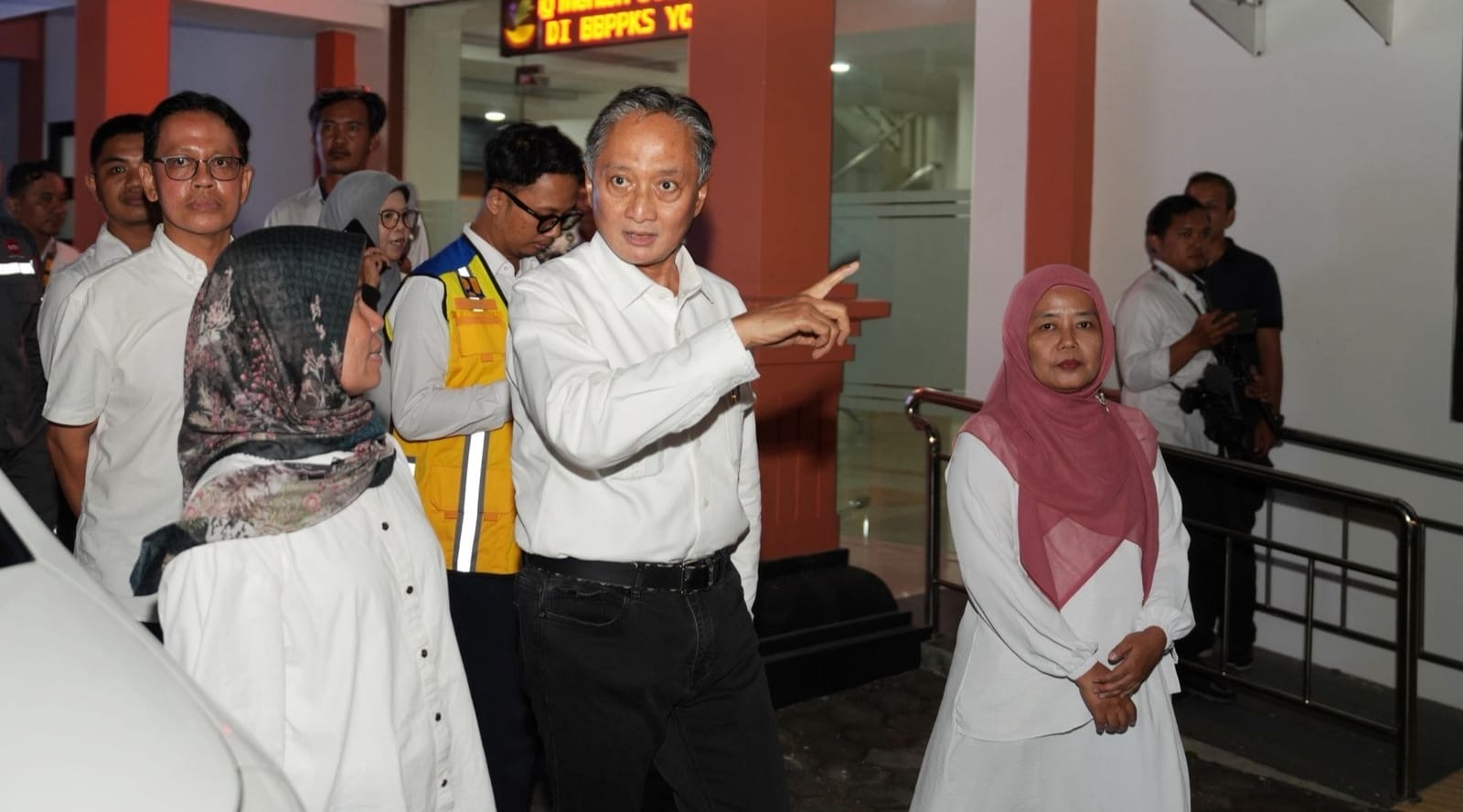 Menteri Dody saat berkunjung ke Sekolah Rakyat Menengah Atas 20 Sleman Senin malam ( foto: birkom pu)