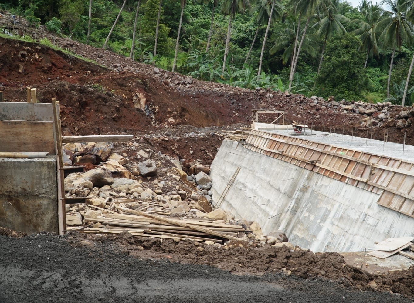 Pembangunan 2 Sabo Dam untuk kurangi resiko banjir bandang lahar G Gamslama ( foto: birkom pu)