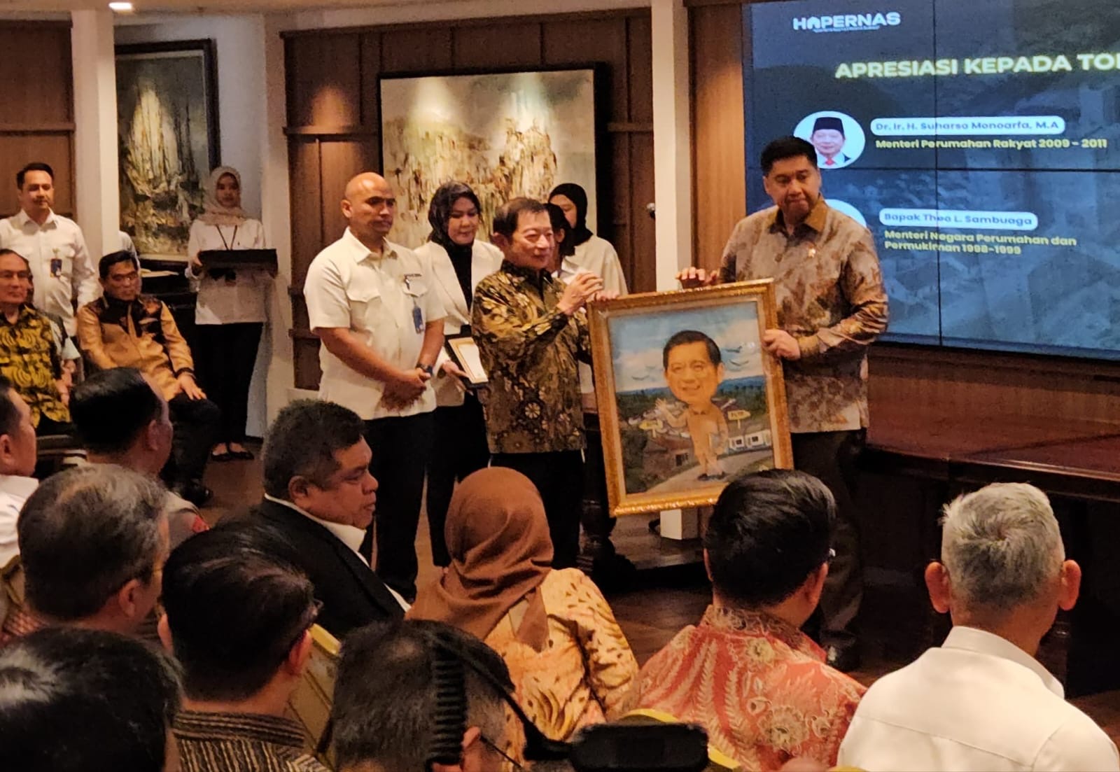 Menteri PKP saat memberi Penghargaan sebuah lukisan kepada Mantan Menteri Perumahan Suharso Manoarfa ( foto: tangkapan layar foto pkp)
