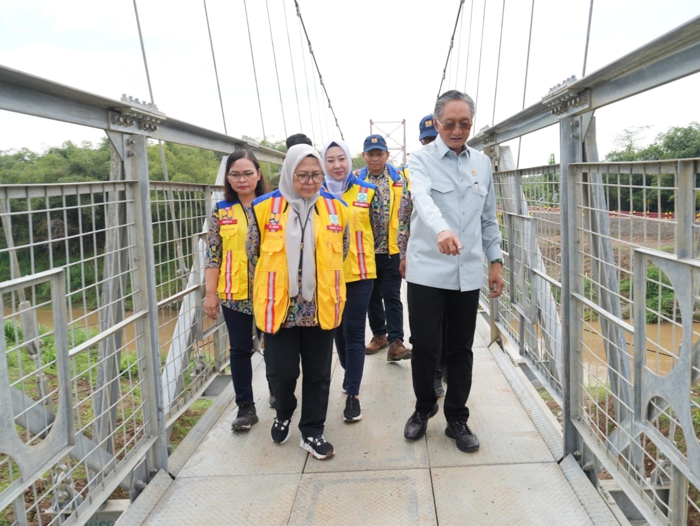 Menteri Dody mengatakan jembatan gantung dapat dirasakan langsung oleh masyarakat (foto: birkom pu)