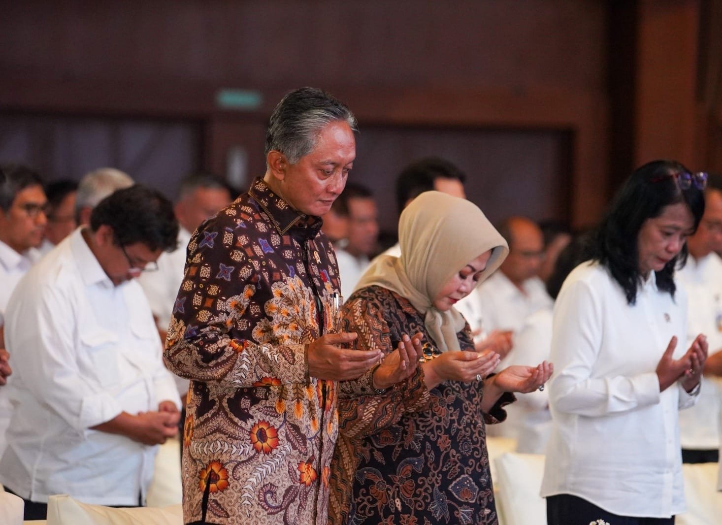 Menteri PU dan Ibu Dody saat doa bersama tadi malam dikementerian PU dalam rangka HUT RI (foto: birkom pu)