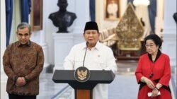 Presiden didampingi Ketua MPR Ahmad Muzani dan Ketum Partai PDIP Megawati Sukarno Putri saat jumpa pers usai pertemuan dengan Ketum Partai. (foto : tangkap layar setpres)