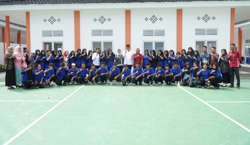 Foto bersama Menteri PU dengan Siswa Sekolah Rakyat IPWL Sofifi Maluku Utara ( foto: birkom pu)