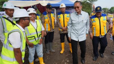 Menteri PU saat meninjau Daerah Irigasi Cikeusik, dan minta dipercepat pembangunan nya ( foto: birkom pu)