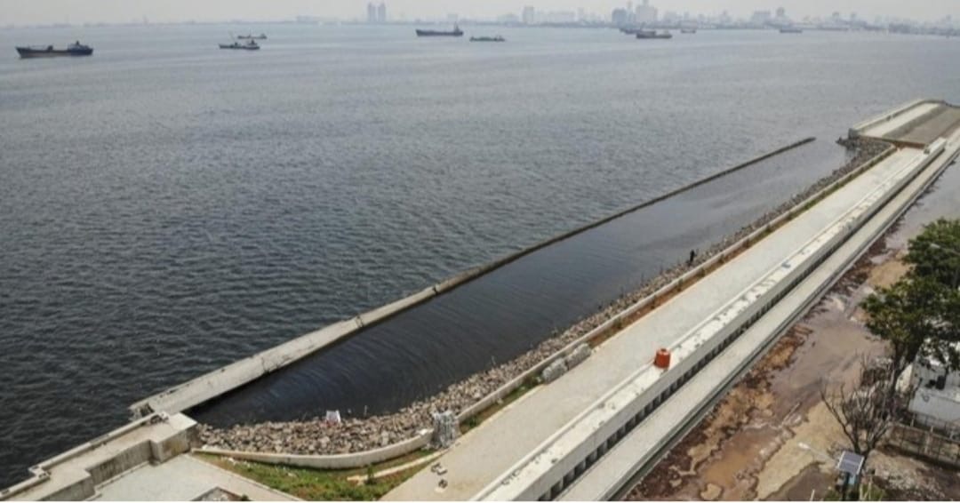 Tanggul Laut di Jakarta Utara yang masuk proyek NCICD ( foto: birkom pu)