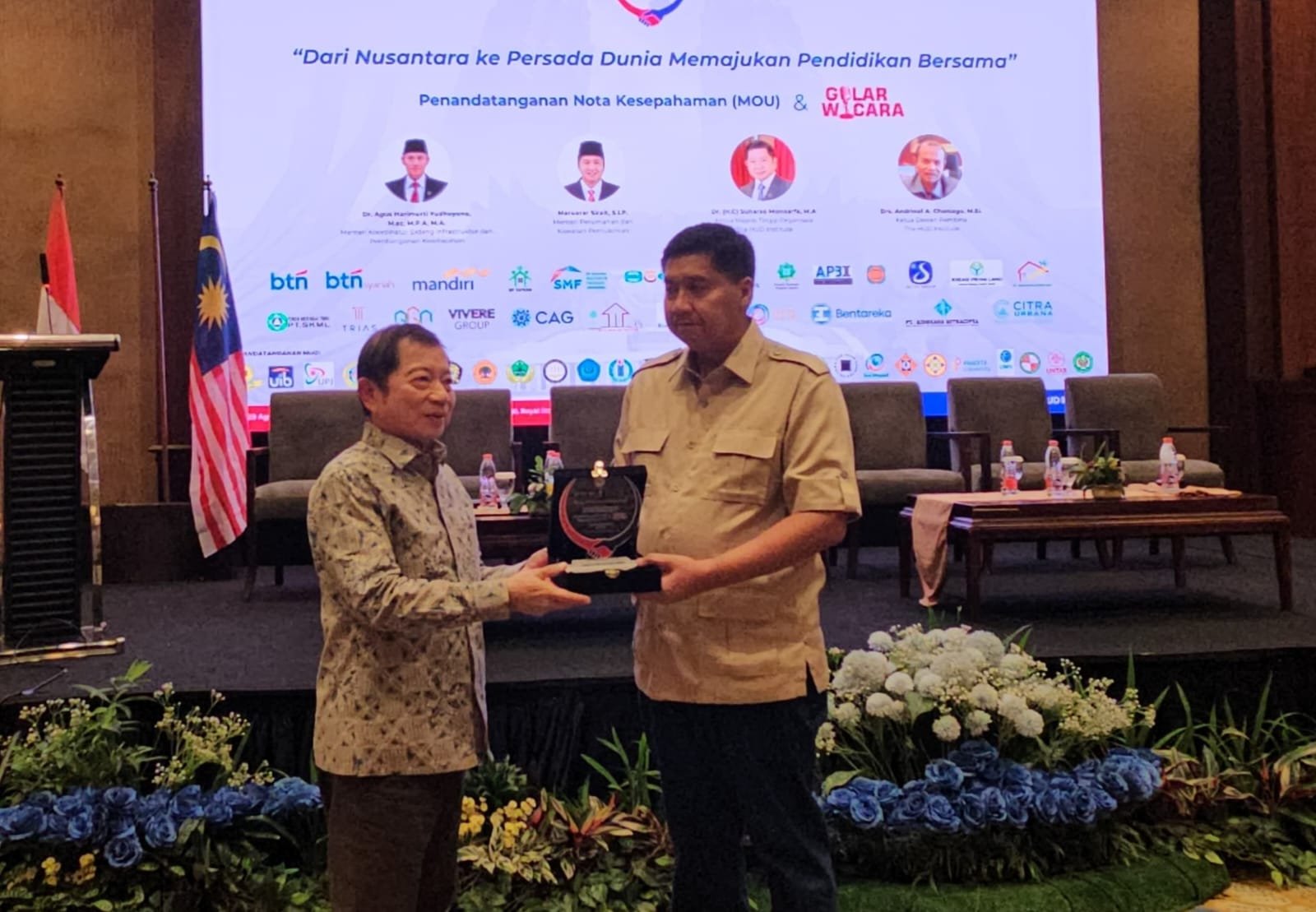 Menteri Ara dan mantan menteri perumahan Suharso Manoarfa pada acara pembentukan HUD institute ( foto: birkom pkp)