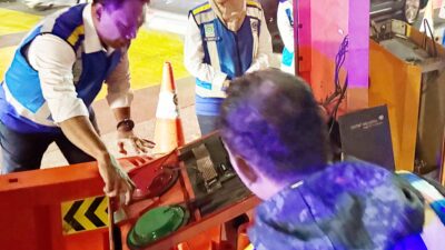 Dirut Jasamarga sedang mencek pintu otomatis digerbang tol yg dibakar massa demo (foto: jasamarga)