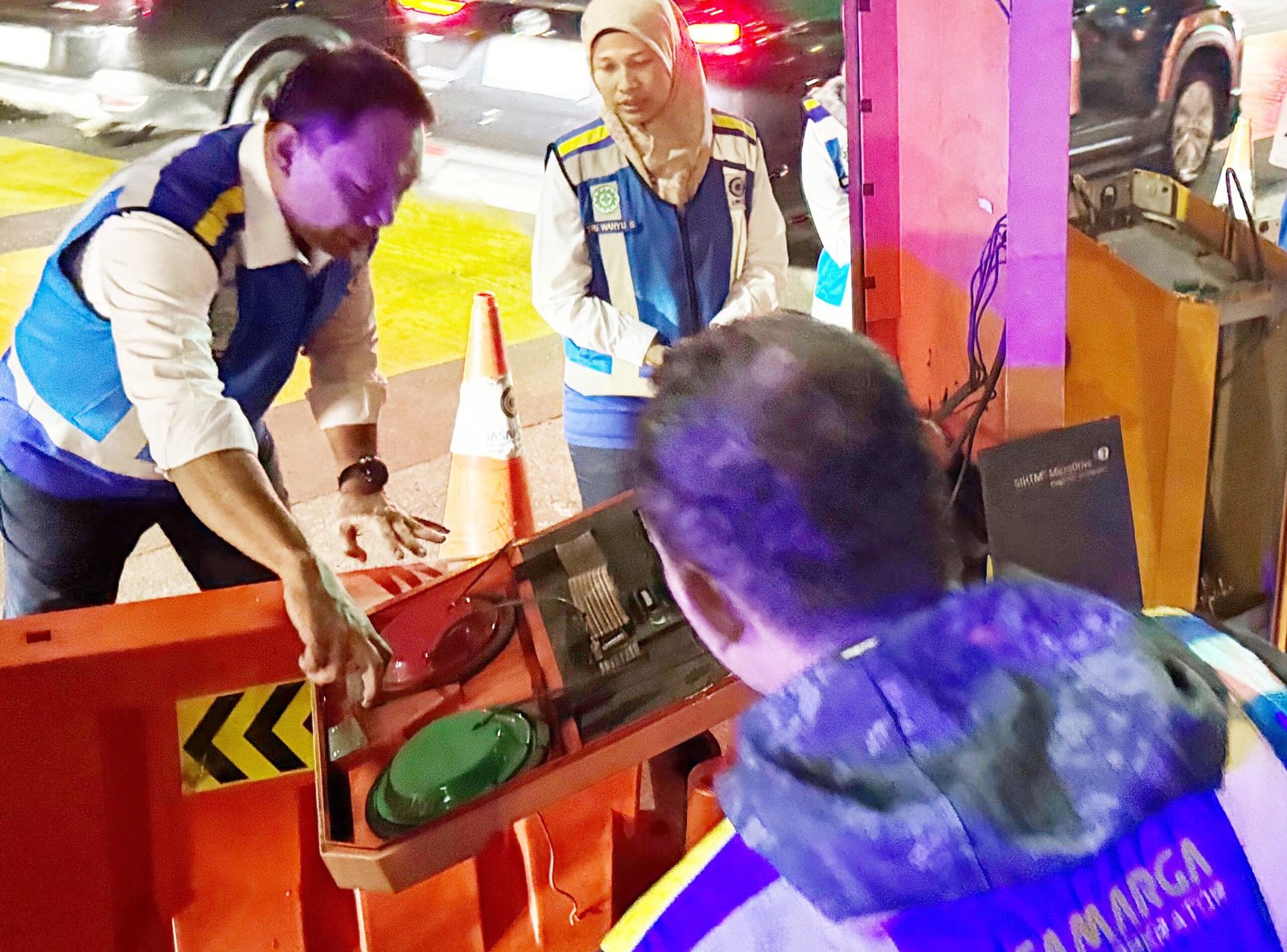 Dirut Jasamarga sedang mencek pintu otomatis digerbang tol yg dibakar massa demo (foto: jasamarga)