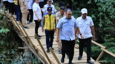 foto: Wakil Ketua Komisi VI DPR RI Andre Rosiade bersama Wakil Gubernur Sumbar meninjau kondisi jembatan darurat, di Kabupaten Pasaman, Sumatera Barat (foto: dinpu)