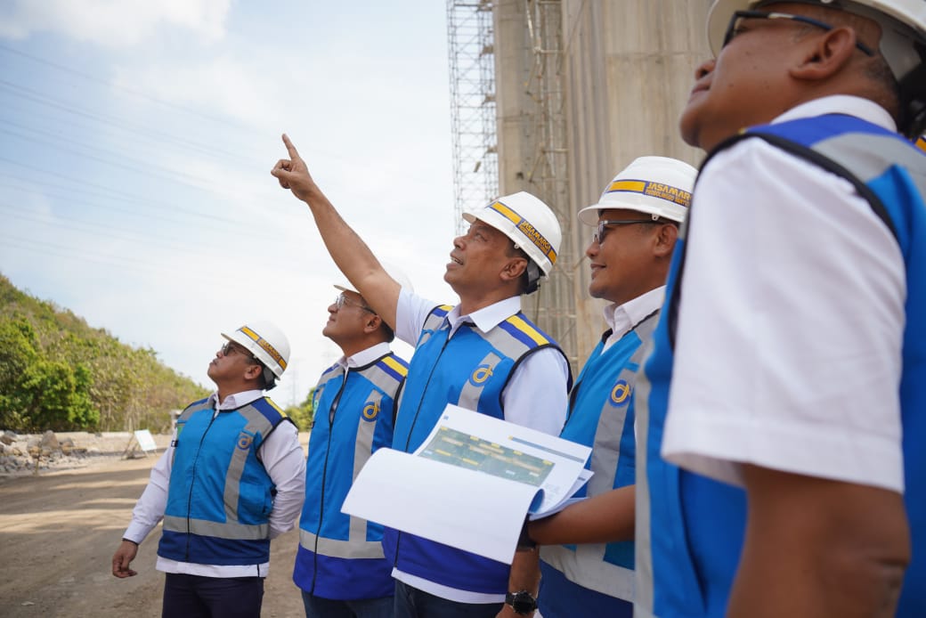 Direktur Utama Jasamarga ( sedang menunjuk) saat meninjau proyek to' probolinggo- banyuwangi ( foto: humas JM)