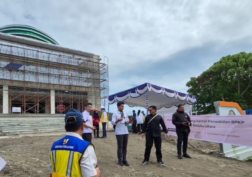 Menteri PU saat meninjau pembangunan gedung BPKP Maluku Utara ( birkom pu)