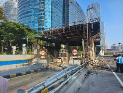 Tujuh Gerbang Tol Dalam Kota Cawang- Pluit Dibakar Massa Aksi Demo