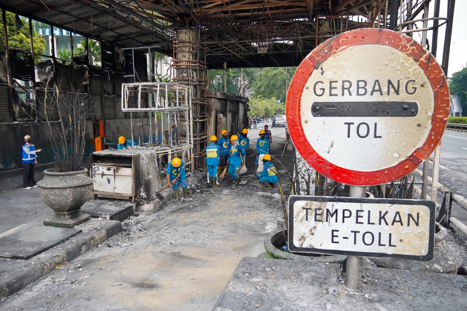Jasamarga mulai memperbaiki gerbang tol yg rusak dibakar massa (foto: jasamarga )