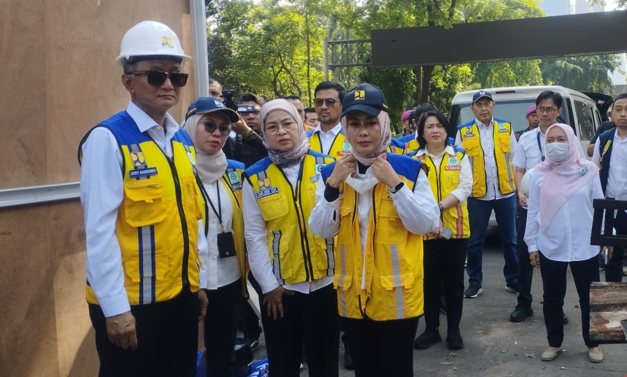 Menteri PU,Dody Hanggodo didampingi Sekjen PU Wida Nurfaida, Dirjen Ciptakarya, Dewi Comistriana dan Kepala Komunikasi Publik , Lisniarni Munthe melihat halte trans jakarta yg terbakar habis ( foto: SPN/ diahdayanti)