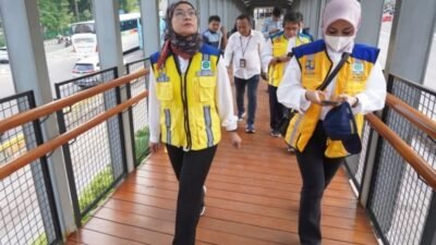 Dirjen Cipta Karya Dewi Comistriana ( kiri) saat meninjau jpo polda metro ( foto: birkom pu)