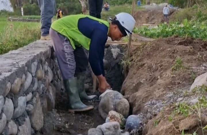 Petani melakukan pekerjaan padat karya dari Kementerian PU ( foto: birkom pu)