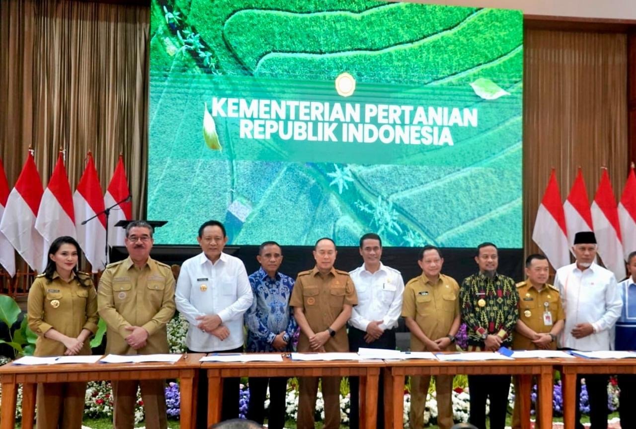Para Gubernur yang hadiri Rakor Hilirisasi Pertanian berfoto bersama dengan Menteri Oertanuan dan Menteri Dalam Negeri ( foto: diskominfomal)