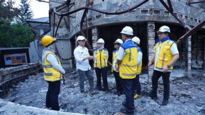 Dirjen Cipta Karya Dewi Chomistriana saat meninjau kerusakan gedung di Bandung ( foto: birkom pu)