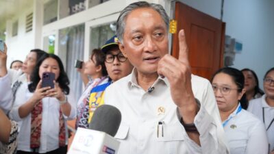 Menteri PU saat meninjau Sekolah Rakyat Menengah Pertama 21 Manado ( foto: birkom pu)