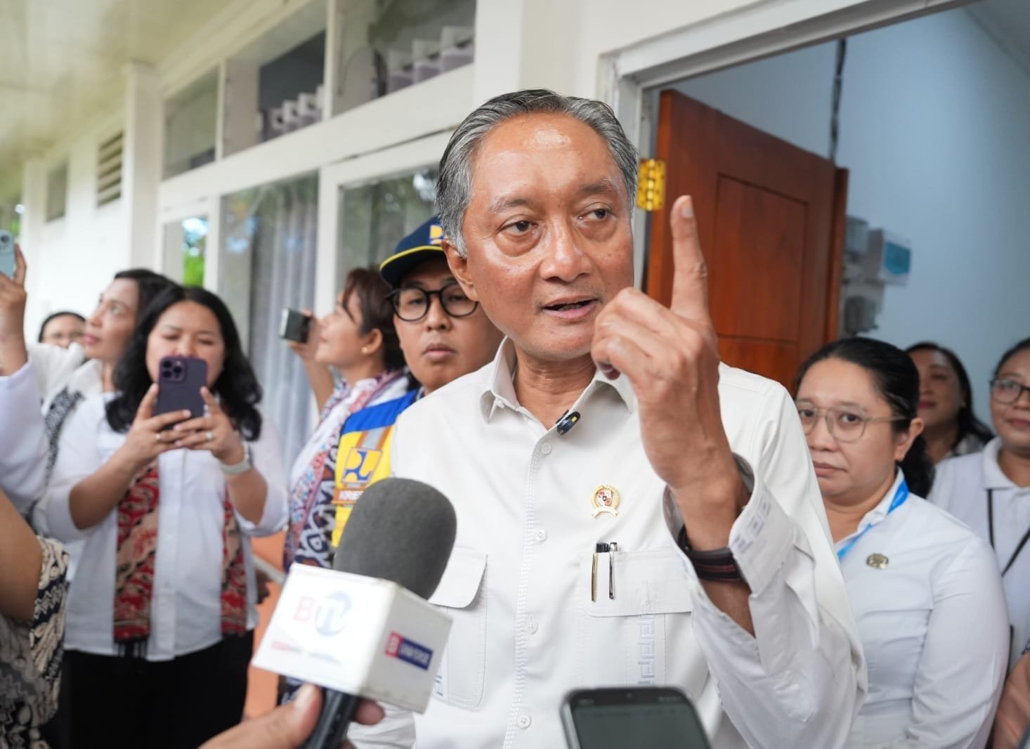 Menteri PU saat meninjau Sekolah Rakyat Menengah Pertama 21 Manado ( foto: birkom pu)