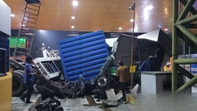 Ket foto 1 : Kecelakaan terjadi di Gerbang Tol (GT) Ciawi 2, KM 41+400 Ruas Tol Jagorawi arah Jakarta pada 04 September 2025 pukul 02.35 WIB.  ( foto: jasmar)