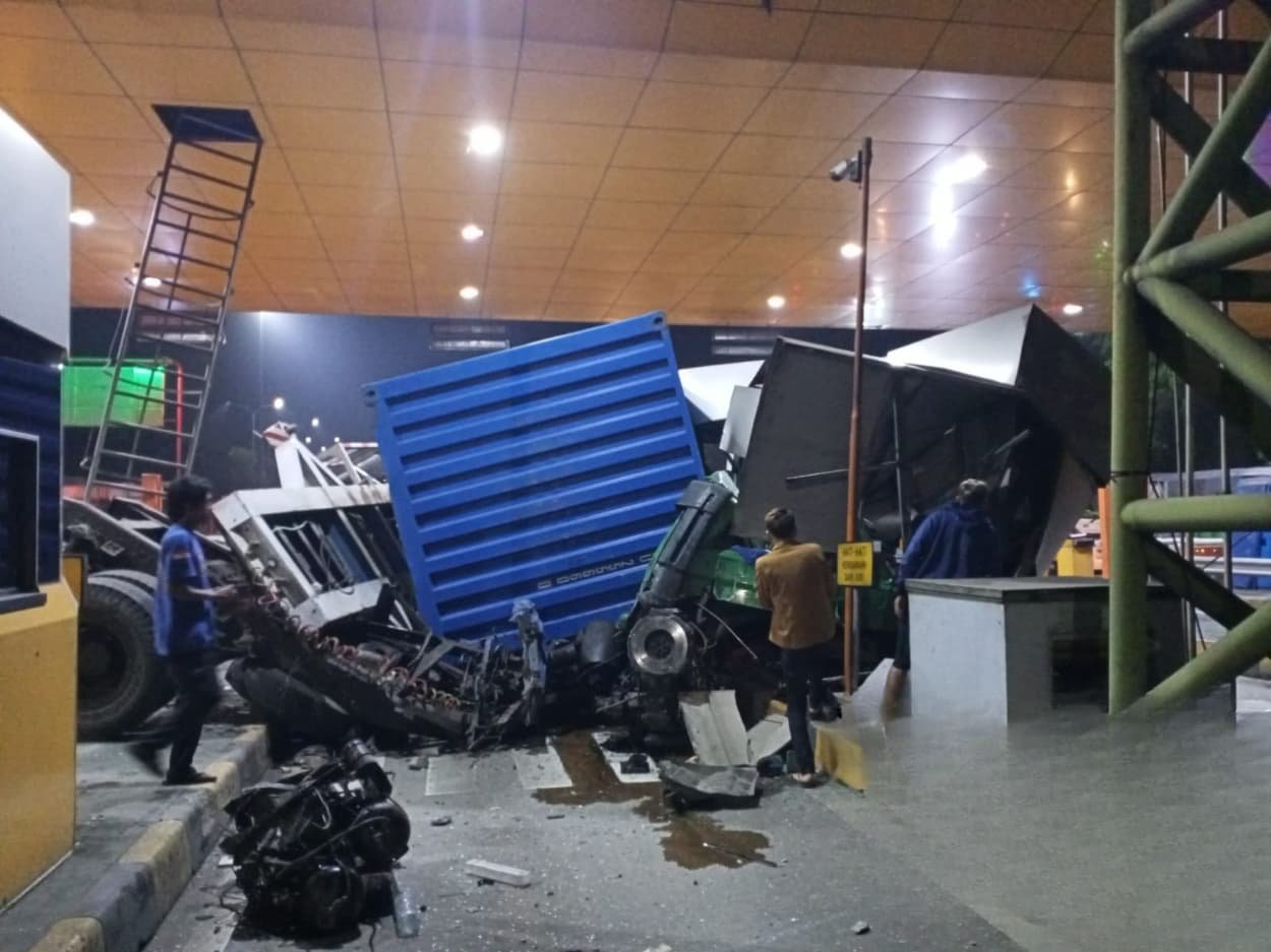 Ket foto 1 : Kecelakaan terjadi di Gerbang Tol (GT) Ciawi 2, KM 41+400 Ruas Tol Jagorawi arah Jakarta pada 04 September 2025 pukul 02.35 WIB.  ( foto: jasmar)