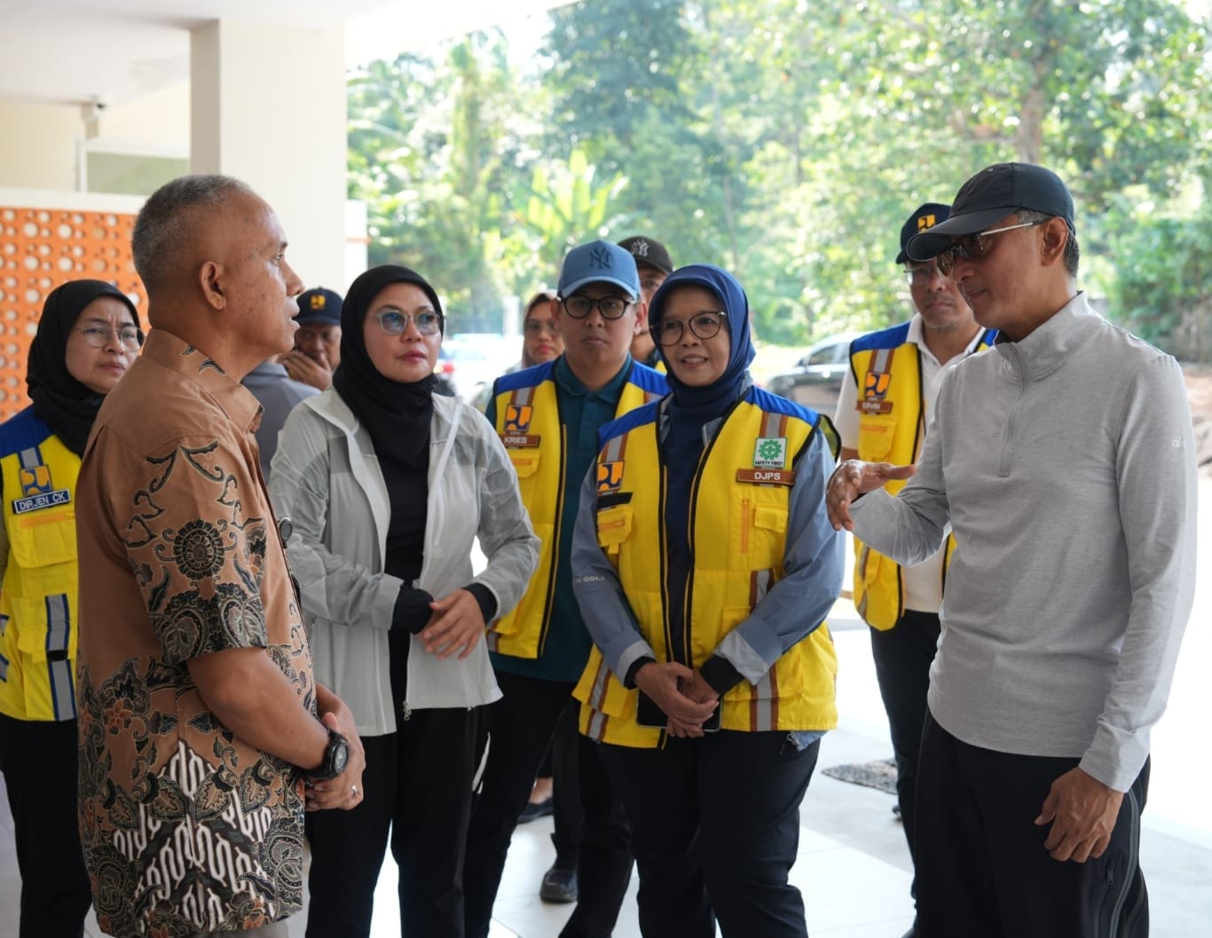 Menteri Dody saat meninjau Asrama Mahasiswa Nusantara Manado ( foto : birkom pu)