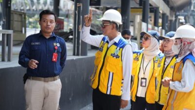 Menteri PU saat kunjungi halte Trans Jakarta ( foto; birkom pu)