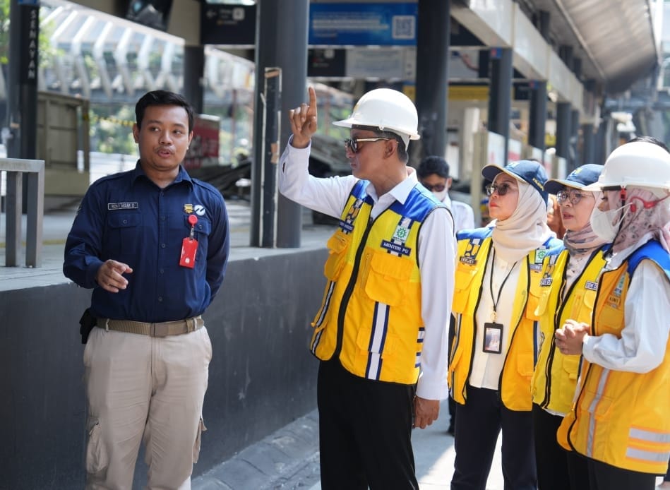 Menteri PU saat kunjungi halte Trans Jakarta ( foto; birkom pu)