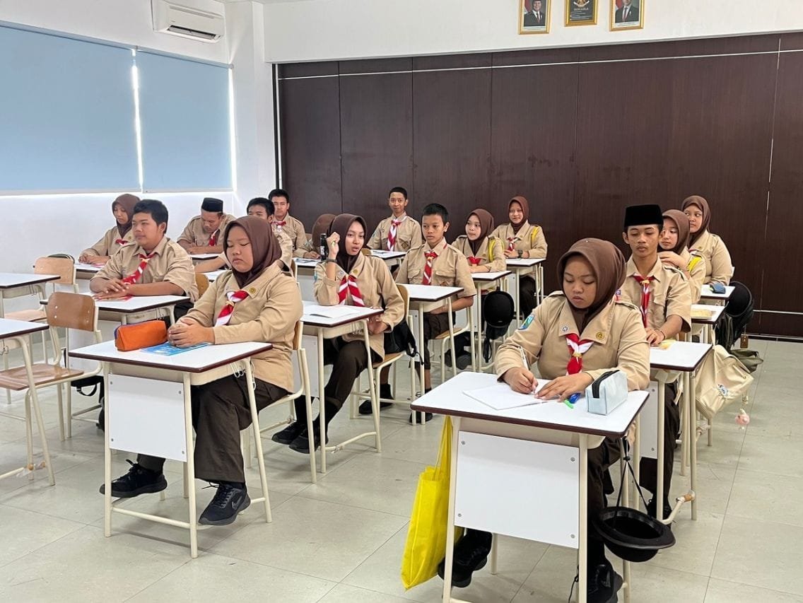 Siswa SRNA 24 Kediri saat belajar di kelas yang sangat nyaman,bersih ( foto: birkom pu)
