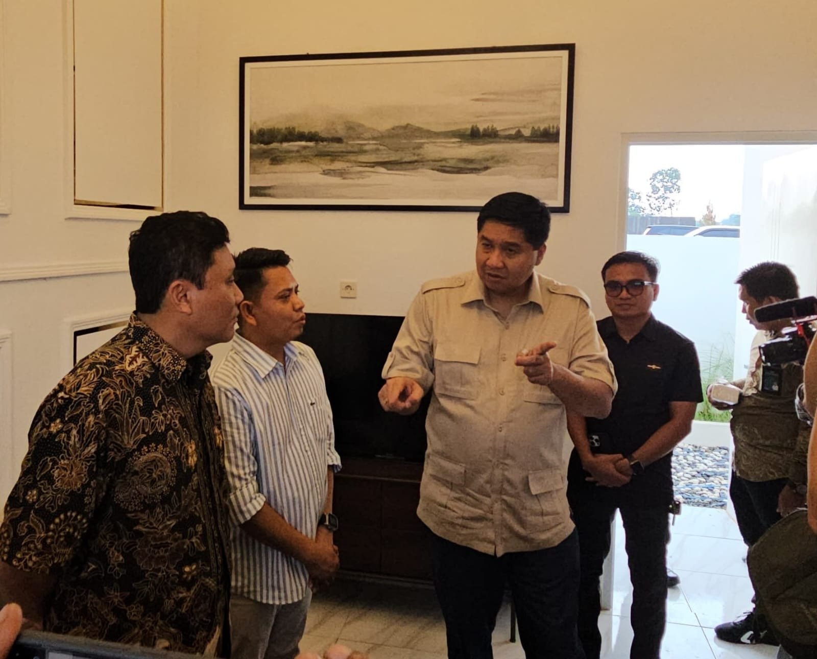 Menteri pkp saat meninjau rumah subsidi di serang Banten ( foto: birkom pkp/ ris)