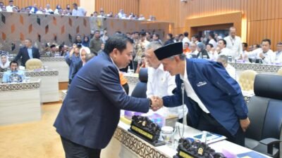 Menteri PU tampak bersalaman dengan Ketua Komisi V DPR- RI Lazarus usai ketok palu anggaran untuk Kementerian PU tahun 2025/( foto: birkom pu)