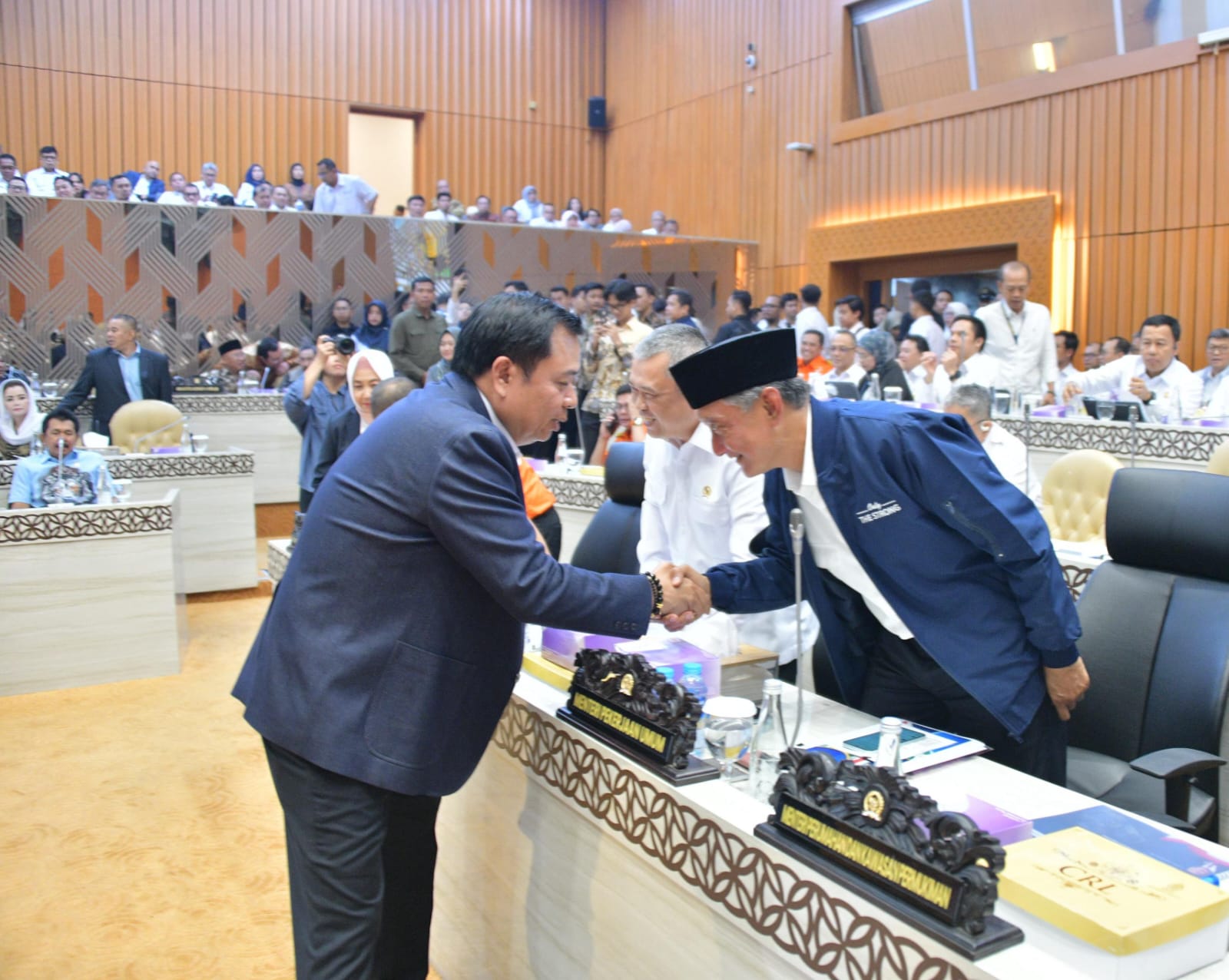 Menteri PU tampak bersalaman dengan Ketua Komisi V DPR- RI Lazarus usai ketok palu anggaran untuk Kementerian PU tahun 2025/( foto: birkom pu)