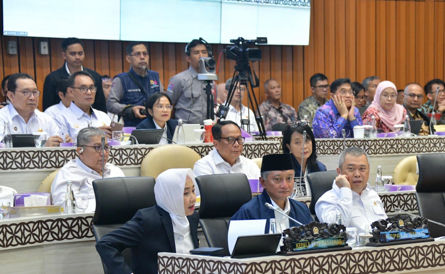 Menteri PU ( tengah ) tampak  bersebelahan dengan Menteri Perhubungan ( kanan) dan Kepala BMKG ( kiri) hadir juga Wamen pu ( belakang menhub) pada acara Rapat Kerja dengan Komisi V DPR- RI ( foto: birkom pu)