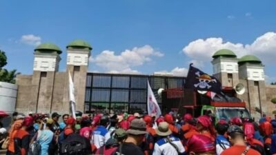 Ilustrasi Para Pendemo saat demo di depan Gedung DPR RI ,( foto: detik)