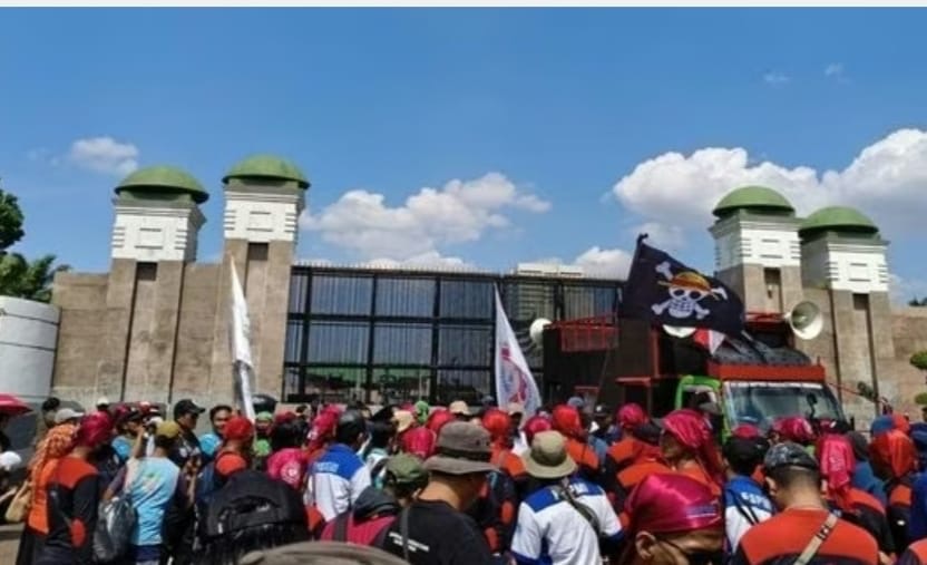 Ilustrasi Para Pendemo saat demo di depan Gedung DPR RI ,( foto: detik)
