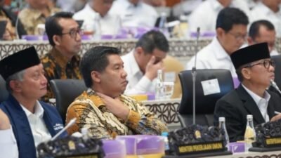 Rapat Kerja Komisi V dengan mitra kerja seperti Kementerian PKP, Maruarar Sirait ( kemeja batik) ( foto: birkom pkp)