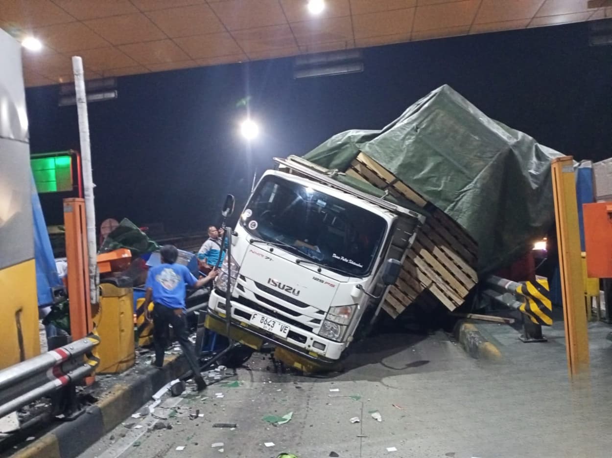 Ket foto: Akibat kecelakaan ini, tiga gardu mengalami kerusakan. sehingga hanya enam gardu yang masih beroperasi ( foto,: jasmar)