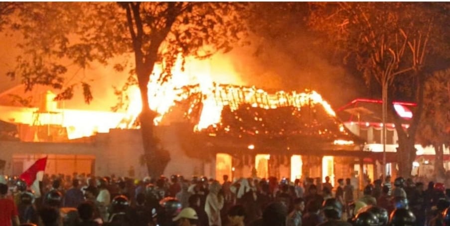 Gedung Grahadi Surabaya saat kebakaran krn dibakar org tak dikenal ( foto: dok penda jatim)